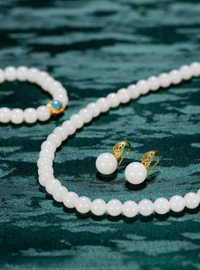 Necklaces, bracelets and earri